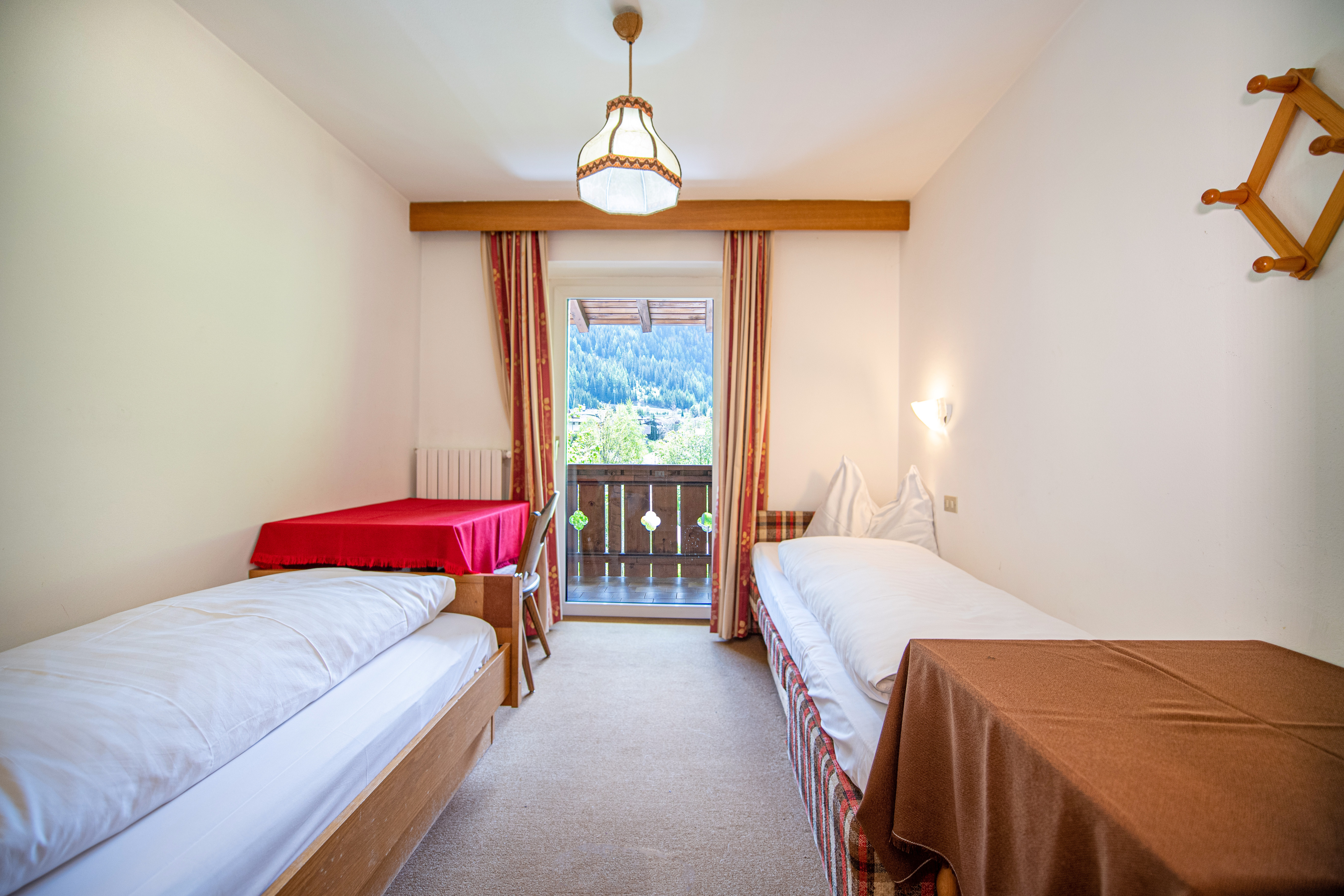 Ferienwohnung mit 3 Schlafzimmer und Balkon – Wolkenstein, Gröden · 3 Schlafzimmer