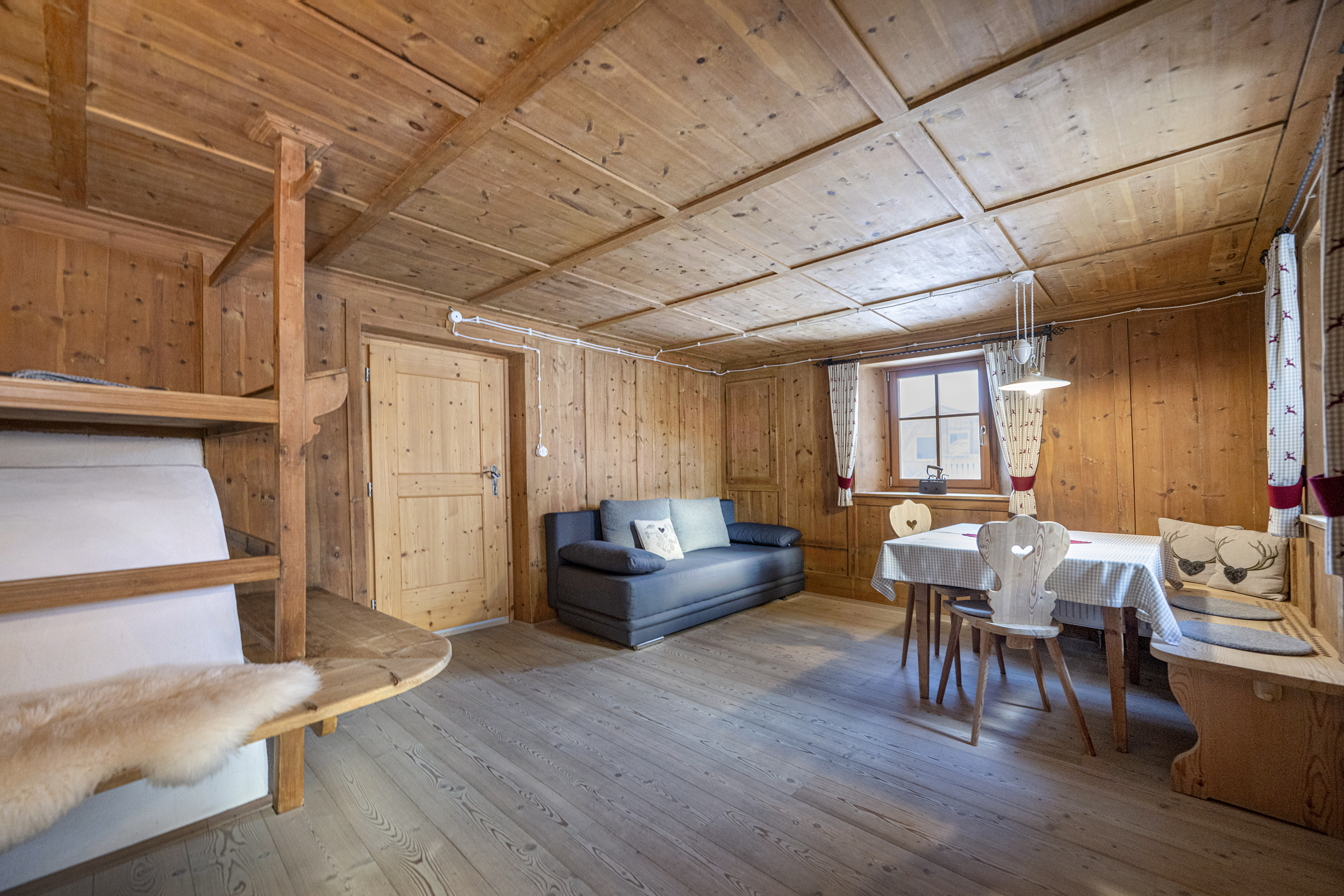 Original Tyrolean Two-Bedroom Apartment with terrace and mountain view – Ortisei, Val Gardena · 2 Sleeping room
