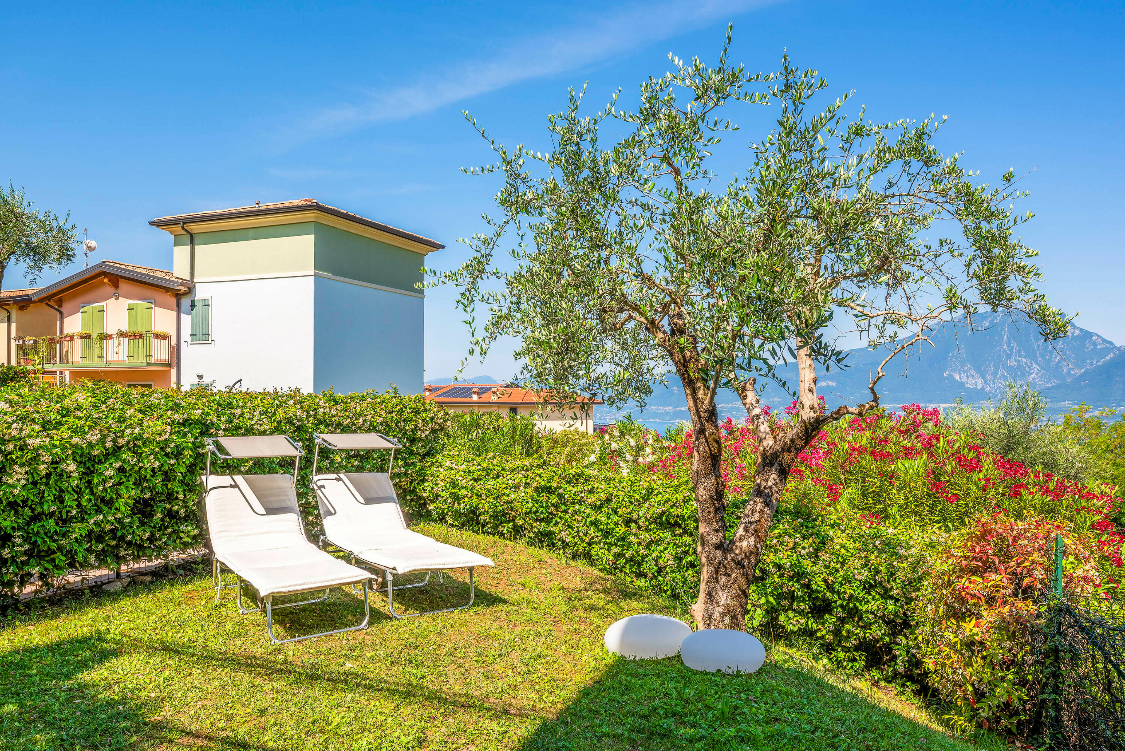 Appartamento panoramico con 2 camere da letto con giardino privató e vista lago – Albisano, Torri del Benaco e dintorni · 2 Camera da letto