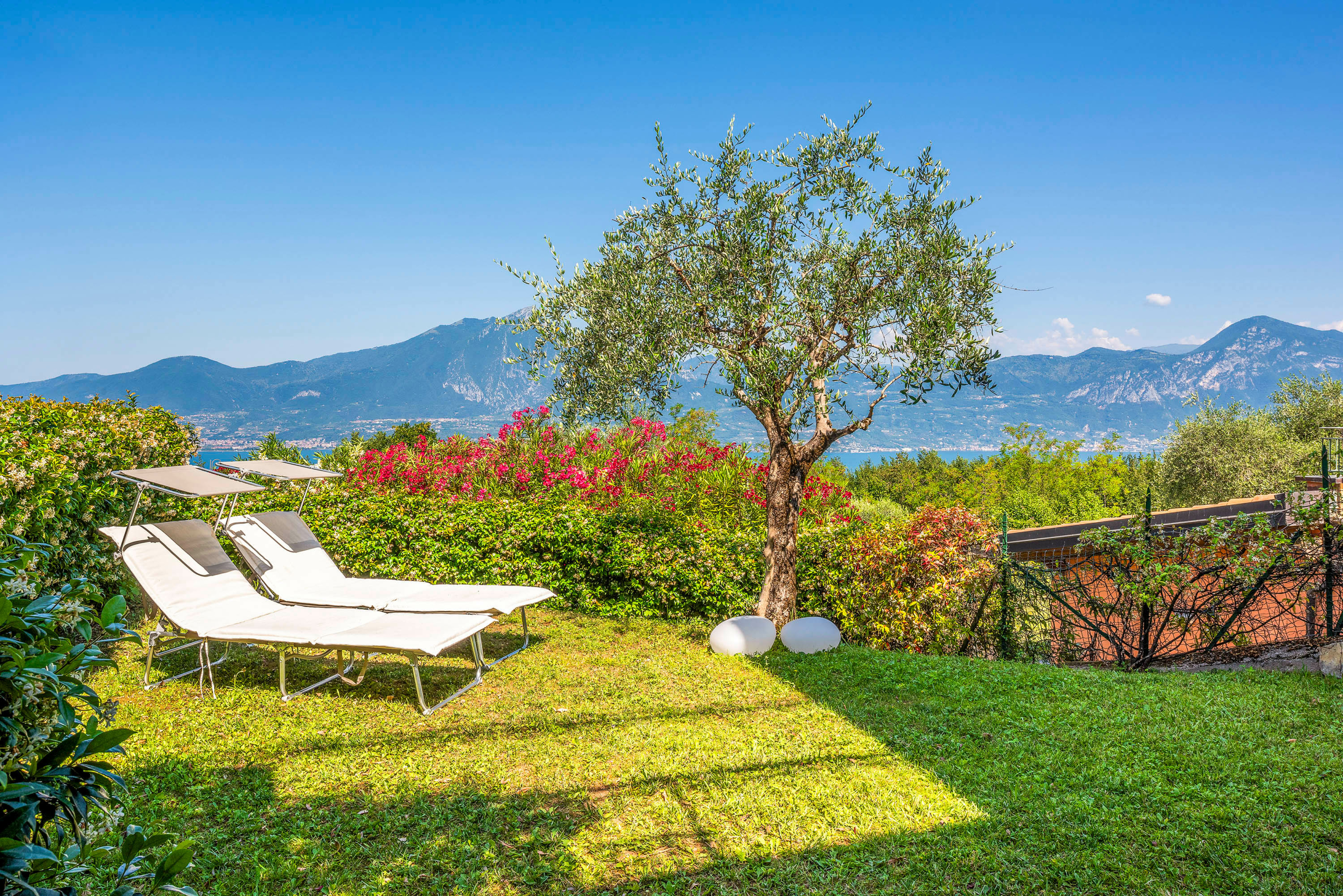 Appartamento panoramico con 2 camere da letto con giardino privató e vista lago – Albisano, Torri del Benaco e dintorni · 2 Camera da letto