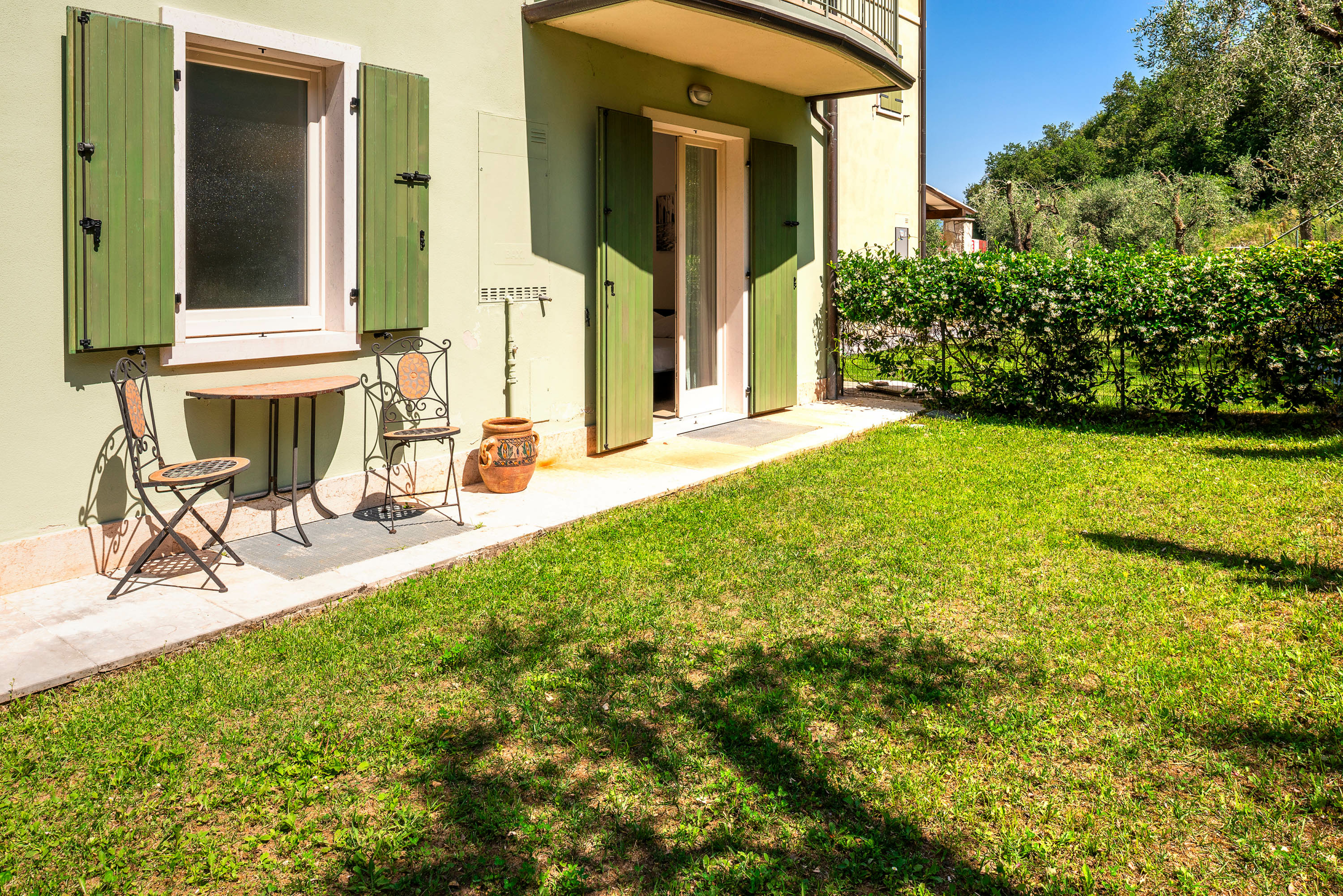 Appartamento panoramico con 2 camere da letto con giardino privató e vista lago – Albisano, Torri del Benaco e dintorni · 2 Camera da letto