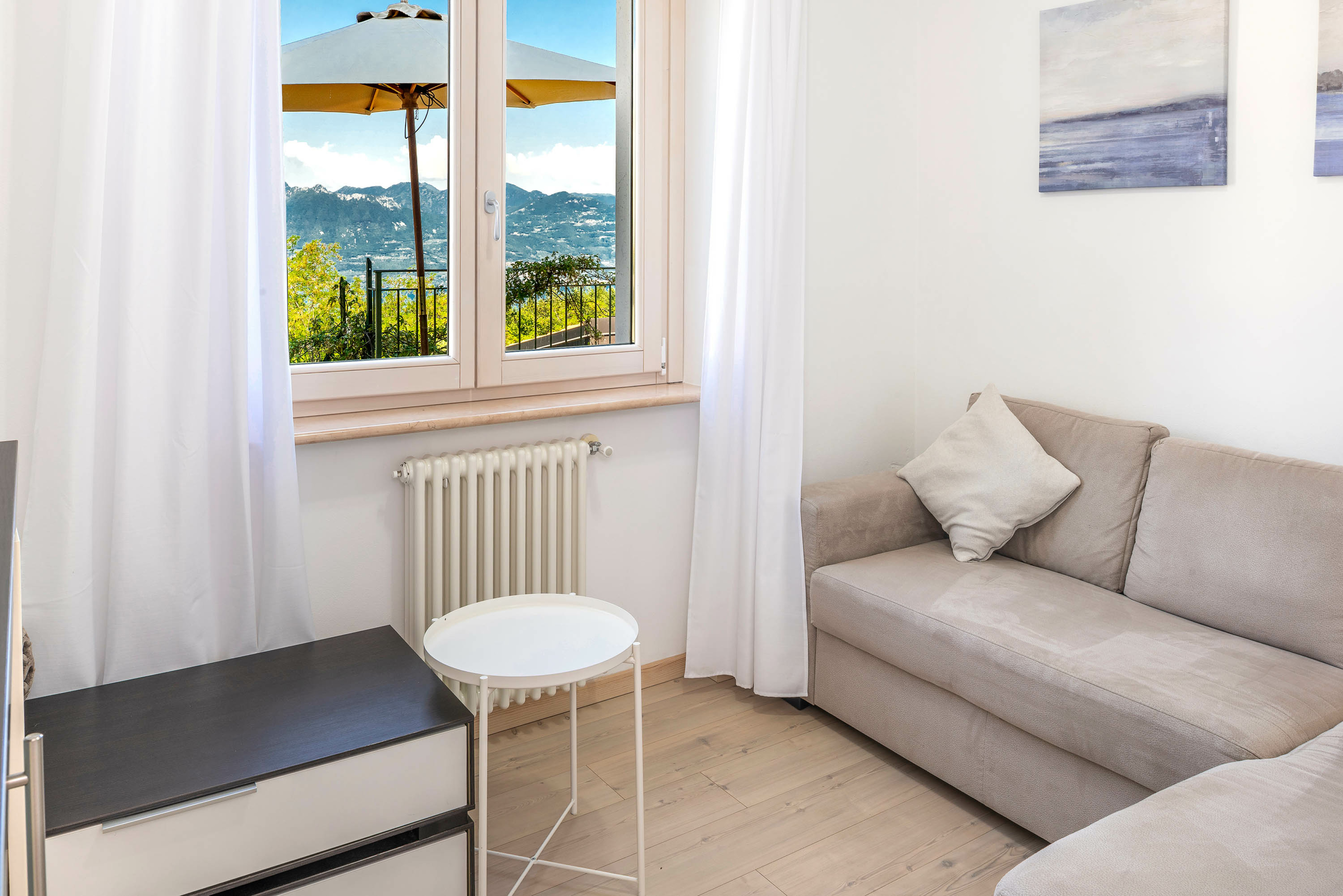 Appartamento panoramico con 2 camere da letto con giardino privató e vista lago – Albisano, Torri del Benaco e dintorni · 2 Camera da letto