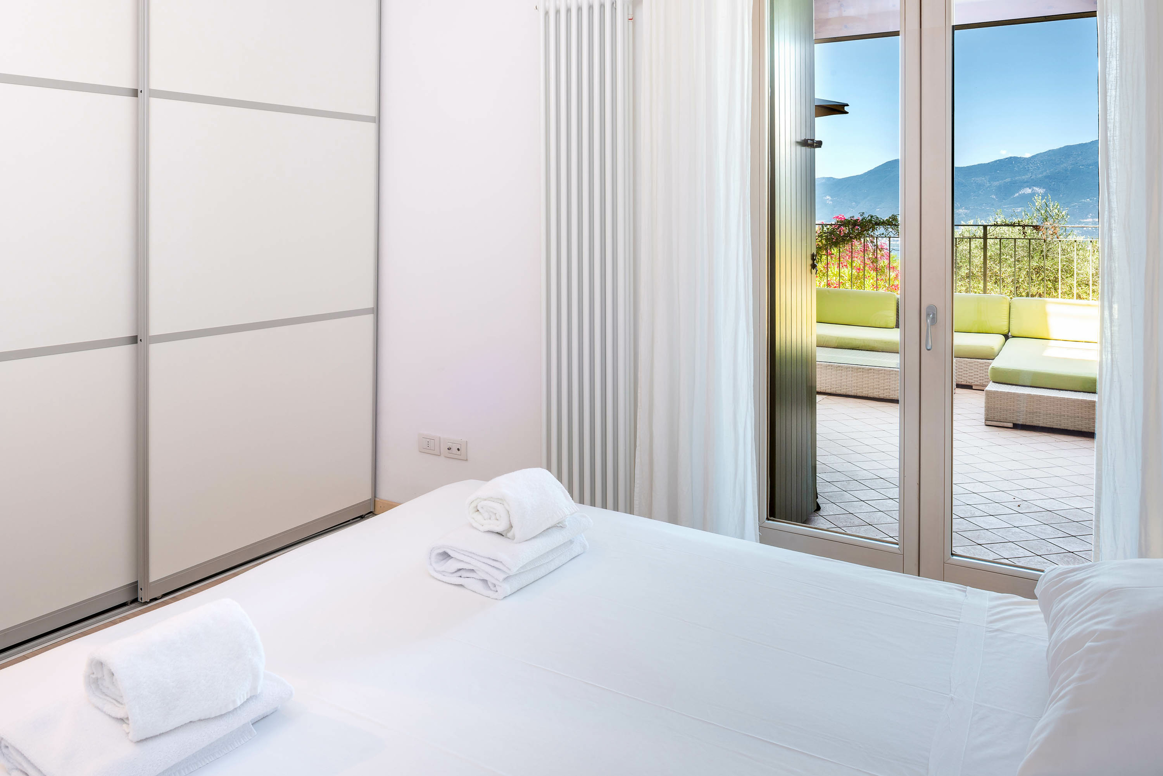 Appartamento panoramico con 2 camere da letto con giardino privató e vista lago – Albisano, Torri del Benaco e dintorni · 2 Camera da letto
