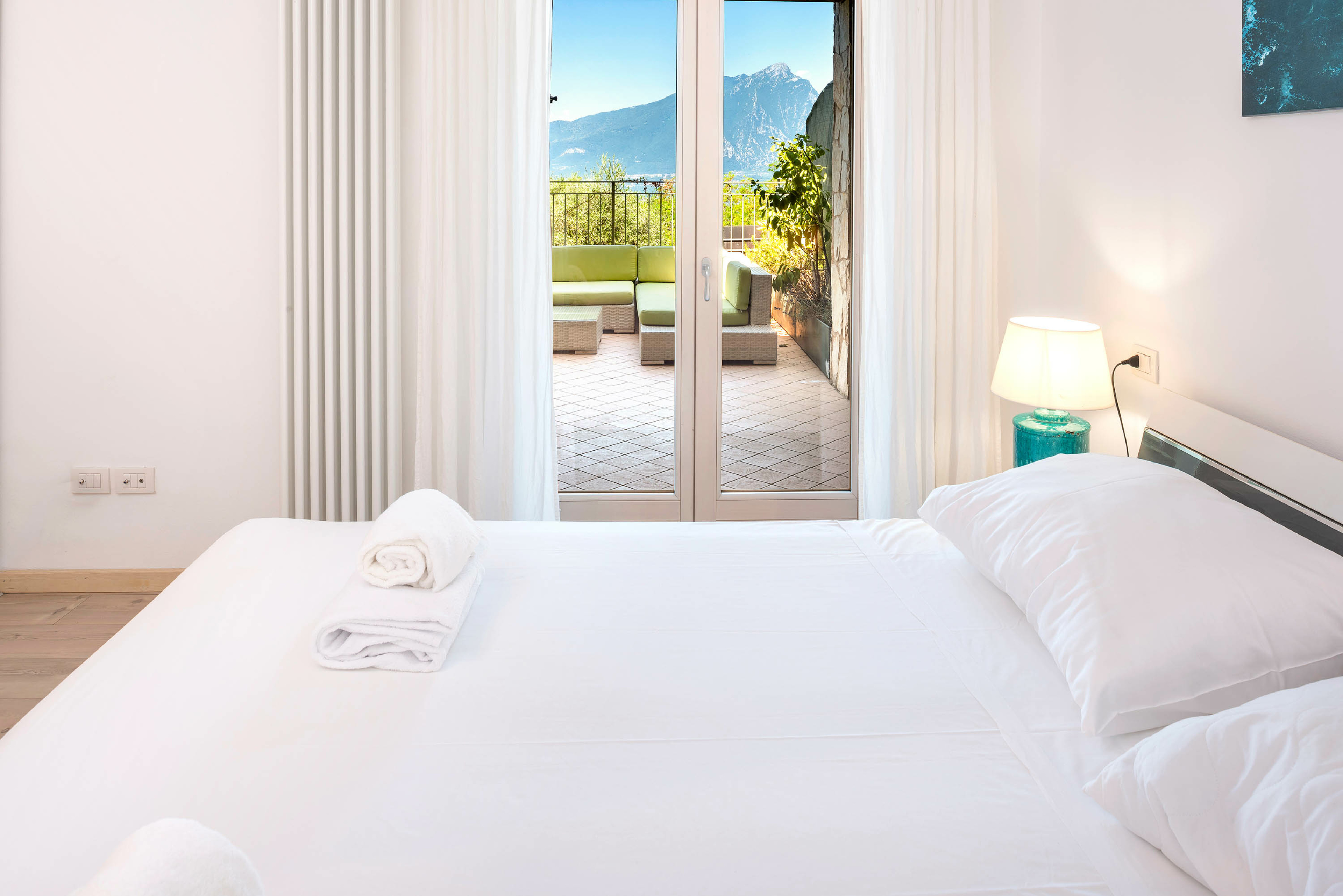 Appartamento panoramico con 2 camere da letto con giardino privató e vista lago – Albisano, Torri del Benaco e dintorni · 2 Camera da letto