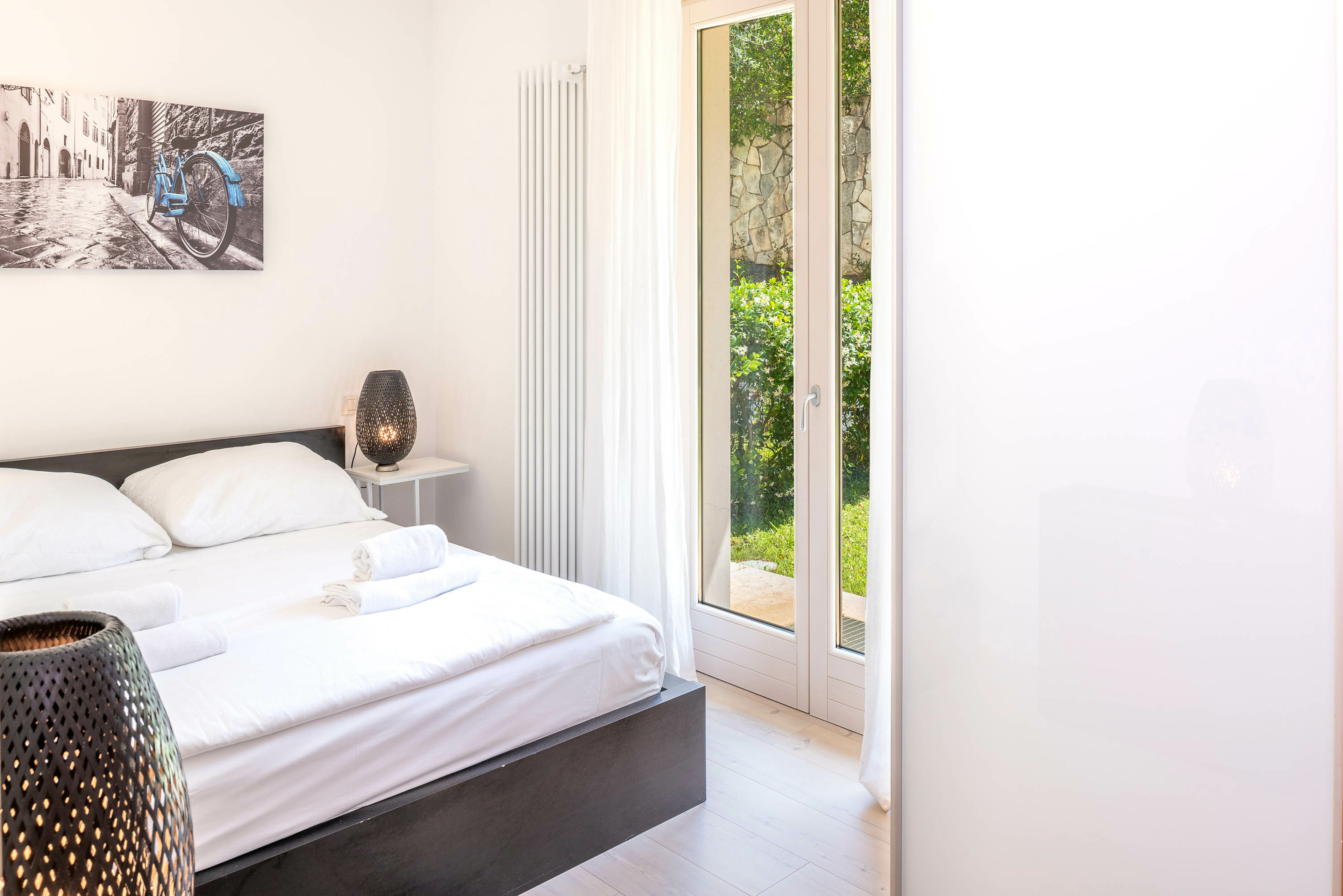 Appartamento panoramico con 2 camere da letto con giardino privató e vista lago – Albisano, Torri del Benaco e dintorni · 2 Camera da letto