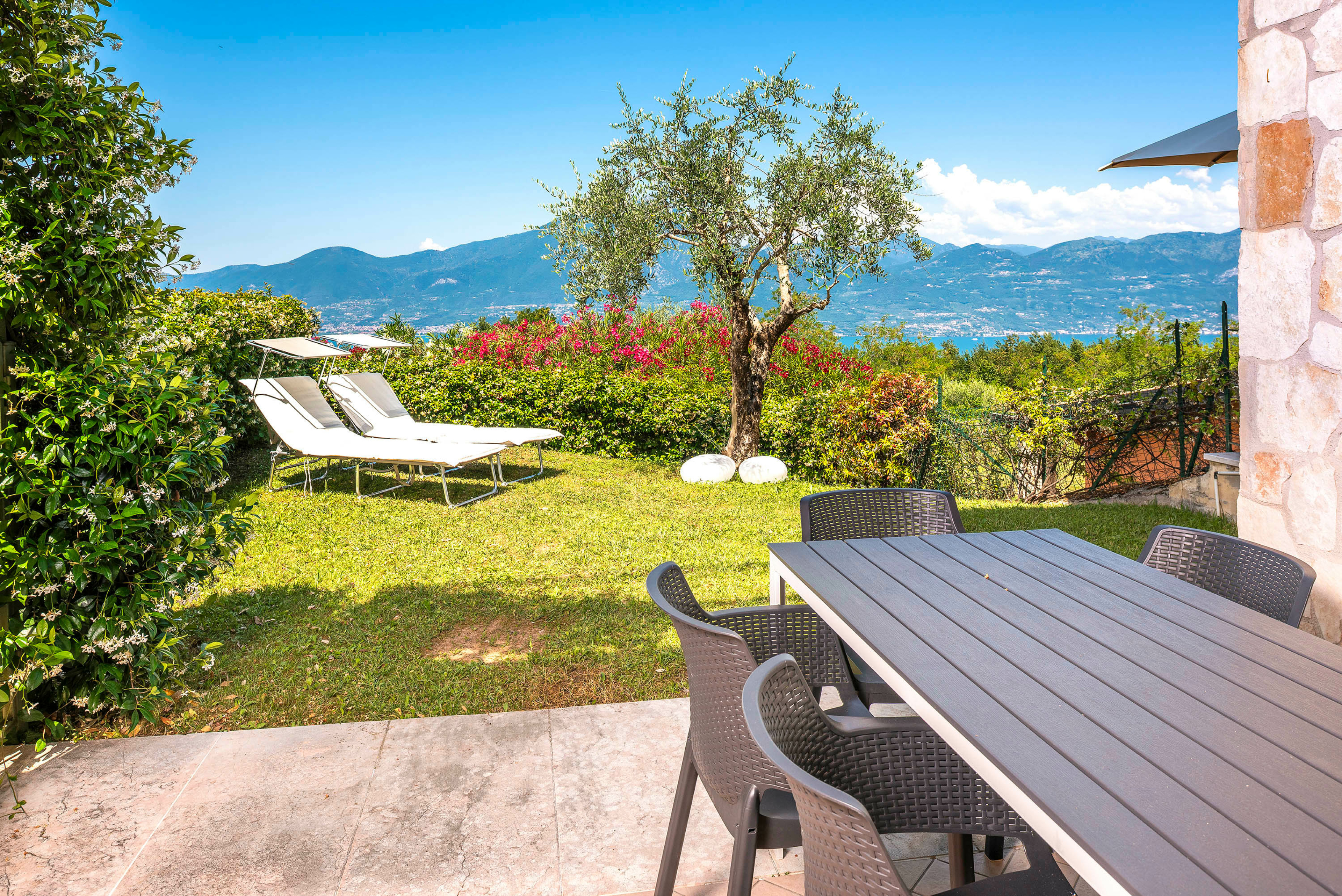 Appartamento panoramico con 2 camere da letto con giardino privató e vista lago – Albisano, Torri del Benaco e dintorni · 2 Camera da letto