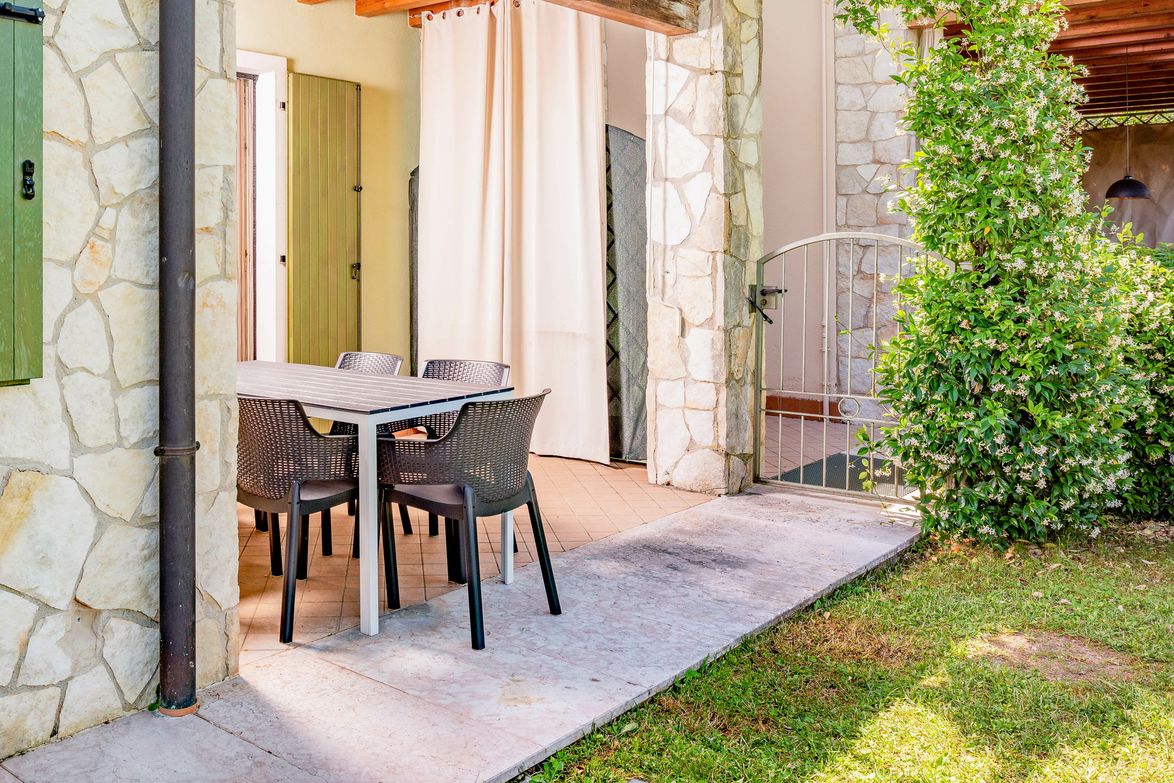 Appartamento panoramico con 2 camere da letto con giardino privató e vista lago – Albisano, Torri del Benaco e dintorni · 2 Camera da letto