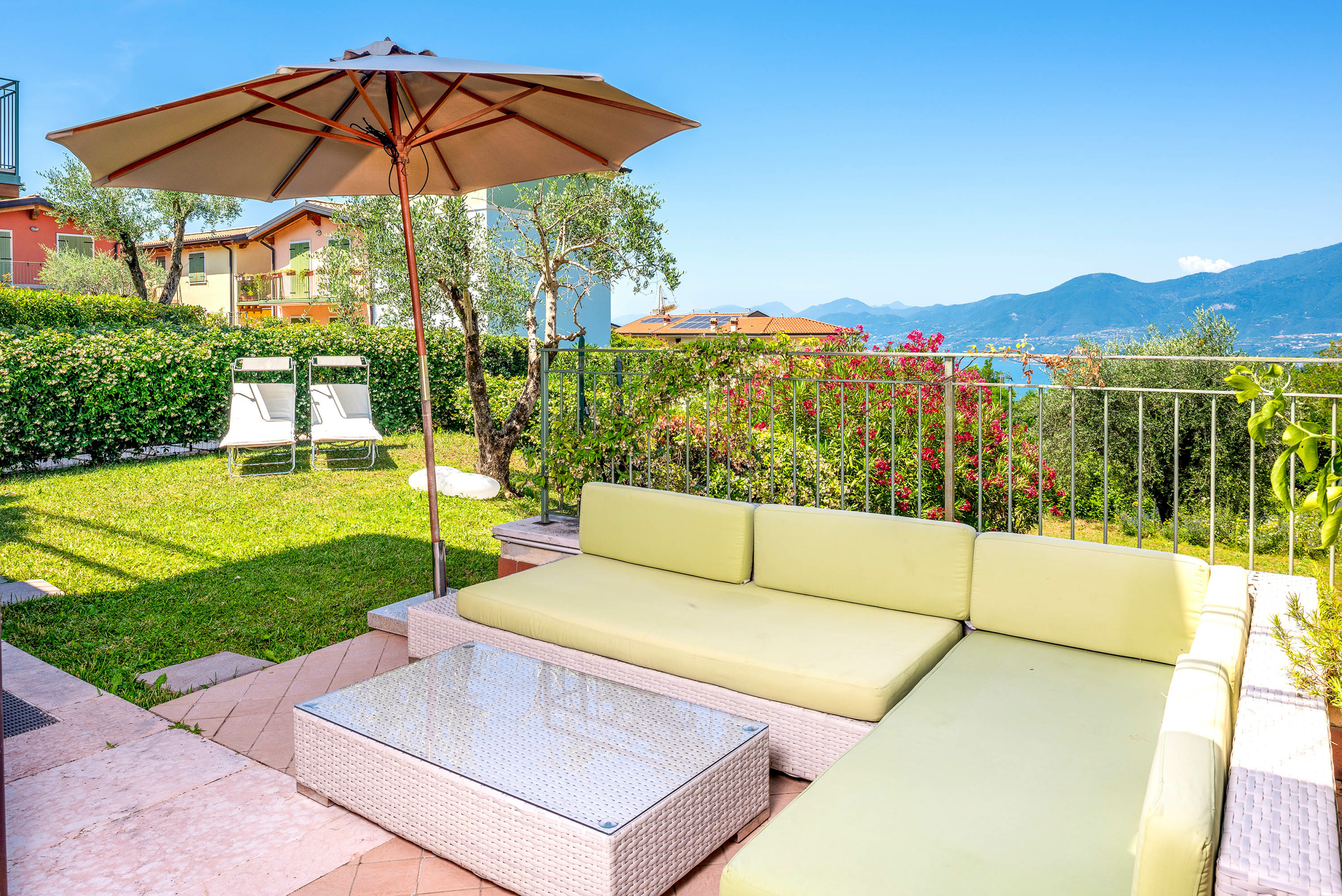 Appartamento panoramico con 2 camere da letto con giardino privató e vista lago – Albisano, Torri del Benaco e dintorni · 2 Camera da letto