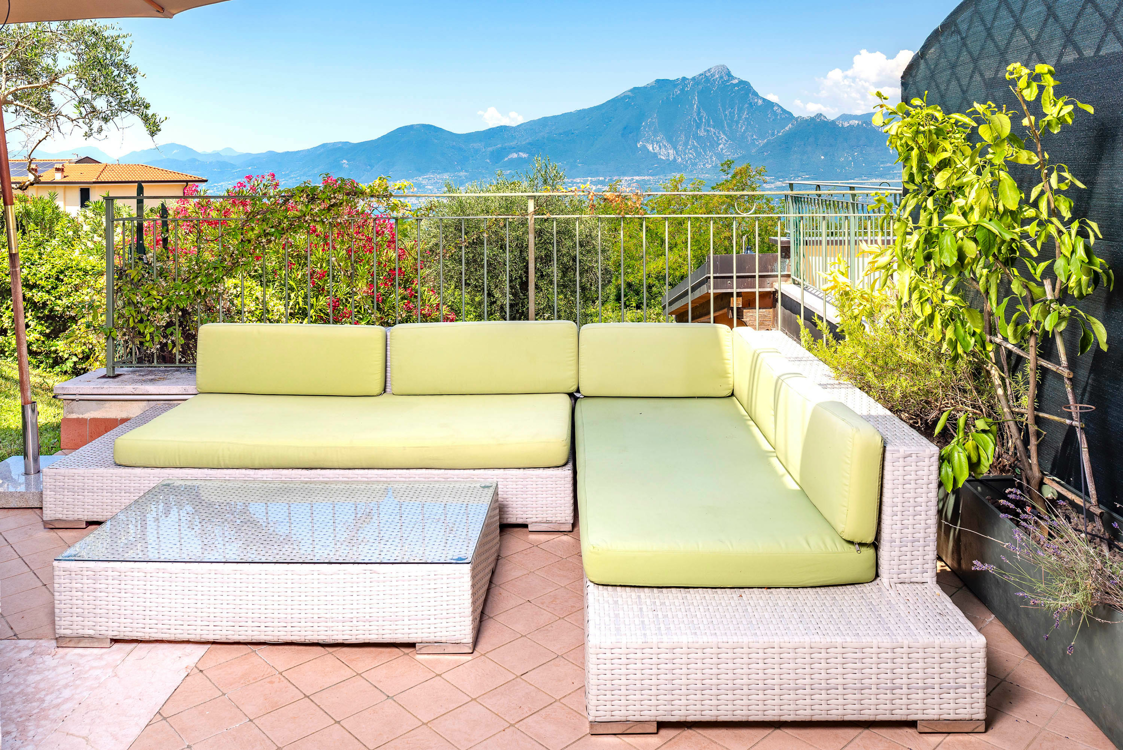 Appartamento panoramico con 2 camere da letto con giardino privató e vista lago – Albisano, Torri del Benaco e dintorni · 2 Camera da letto