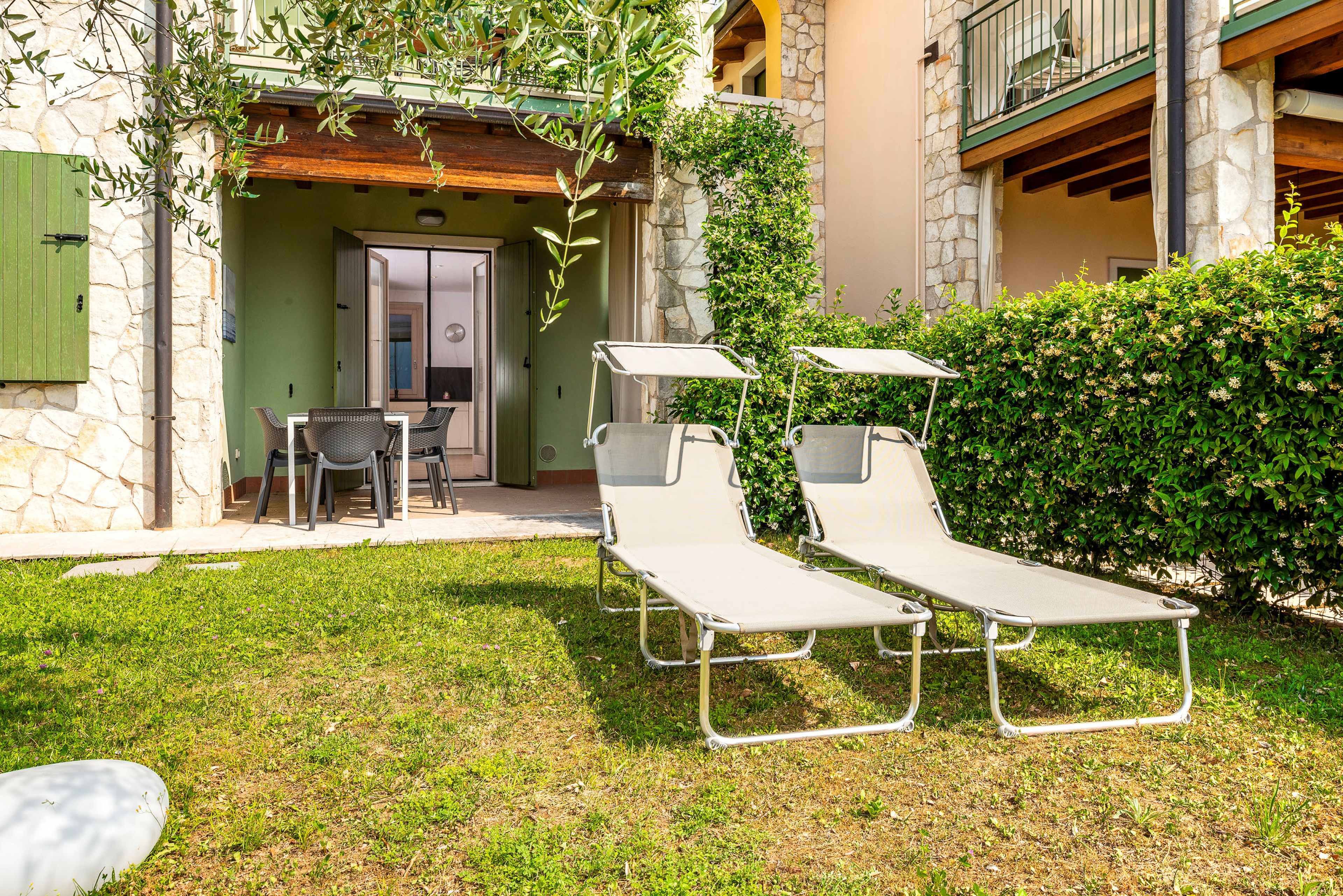 Appartamento panoramico con 2 camere da letto con giardino privató e vista lago – Albisano, Torri del Benaco e dintorni · 2 Camera da letto