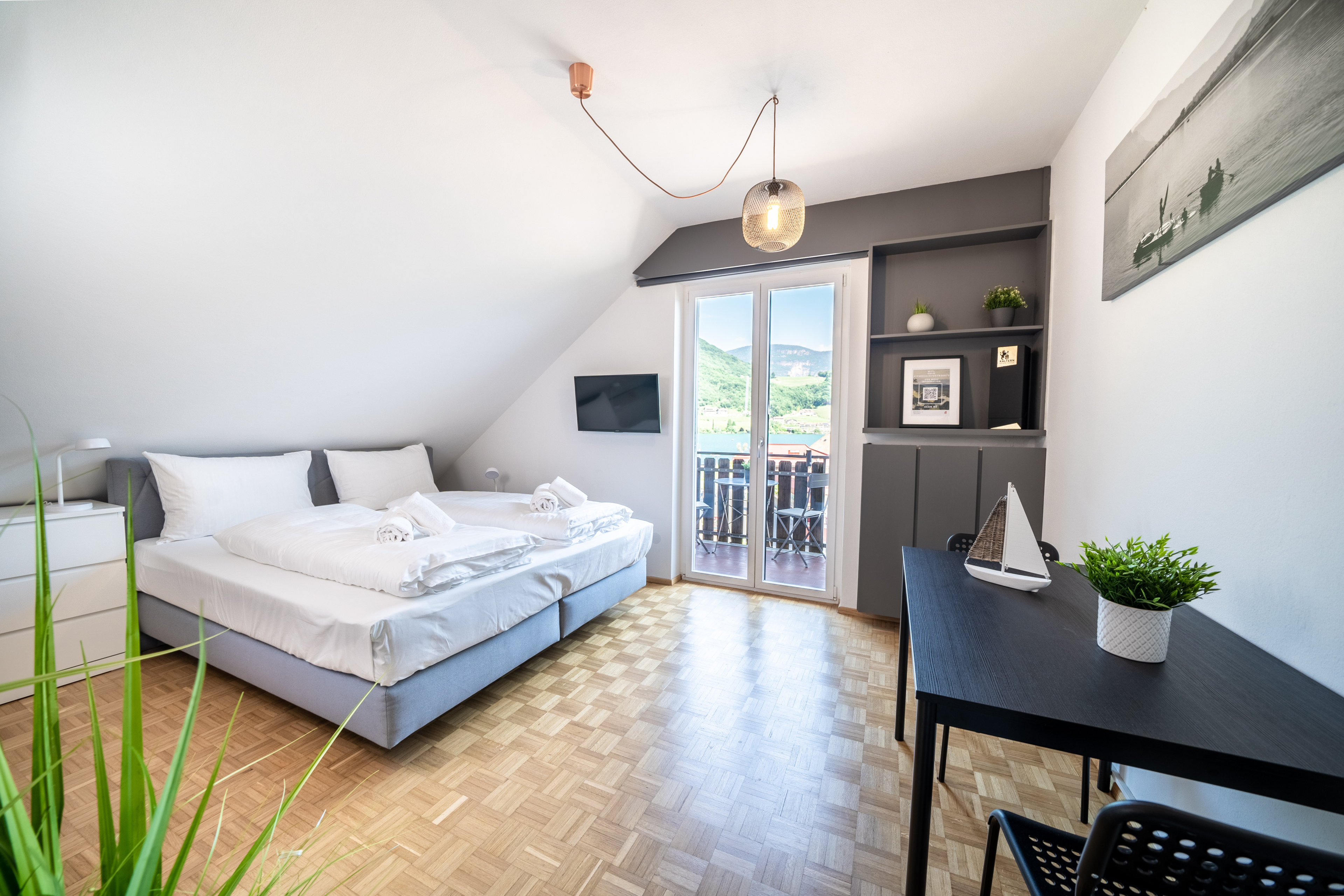 Am See 2 / Ferienwohnung mit Balkon mit Seeblick / Am See – Kaltern am See, Südtiroler Weinstrasse · 1 Schlafzimmer